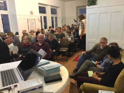 Besucher inkl. Tisch vorne